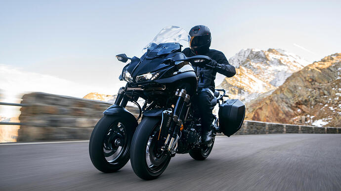 2023-Yamaha-LMWTRDX-EU-Yamaha_Black-Action-006-03