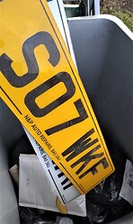 GB plates dans la poubelle