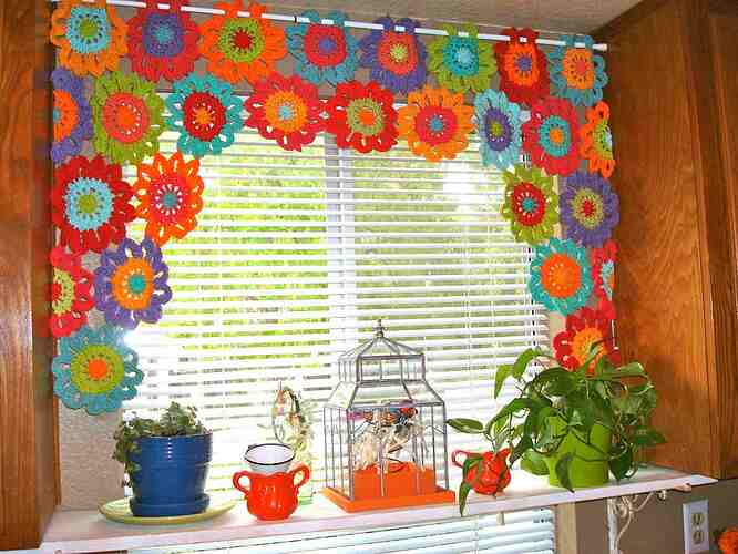 flower-crochet-valence-pattern-580575465f9b5805c24e221b