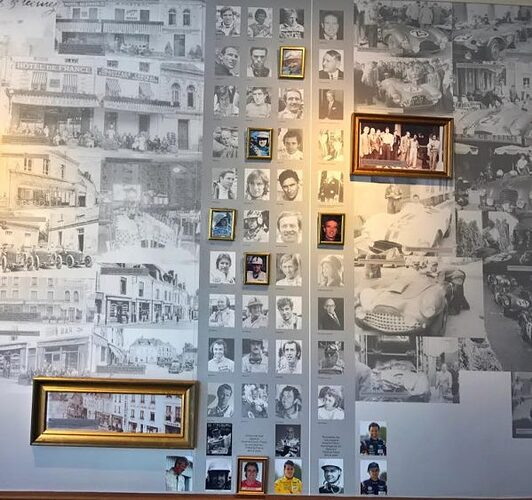 Hotel-de-FRANCE-à-La-Chartre-sur-le-Loir-Le-musèe-des-Souvenirs-HELEINA-Photographe-1-600x563