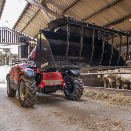 Manitou_attachment_bucket_CBG_agriculture