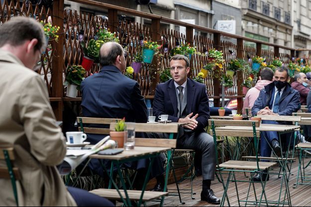 Deconfinement-Macron-et-Castex-prennent-un-cafe-en-terrasse-Le-Maire-y-lit-son-journal